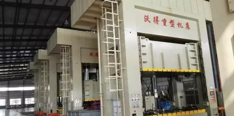 Tekan hidraulik untuk bahagian auto