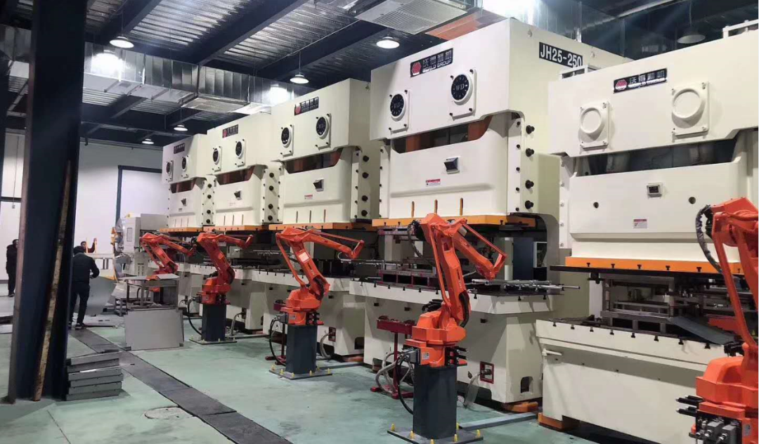 tekan dengan lengan robot