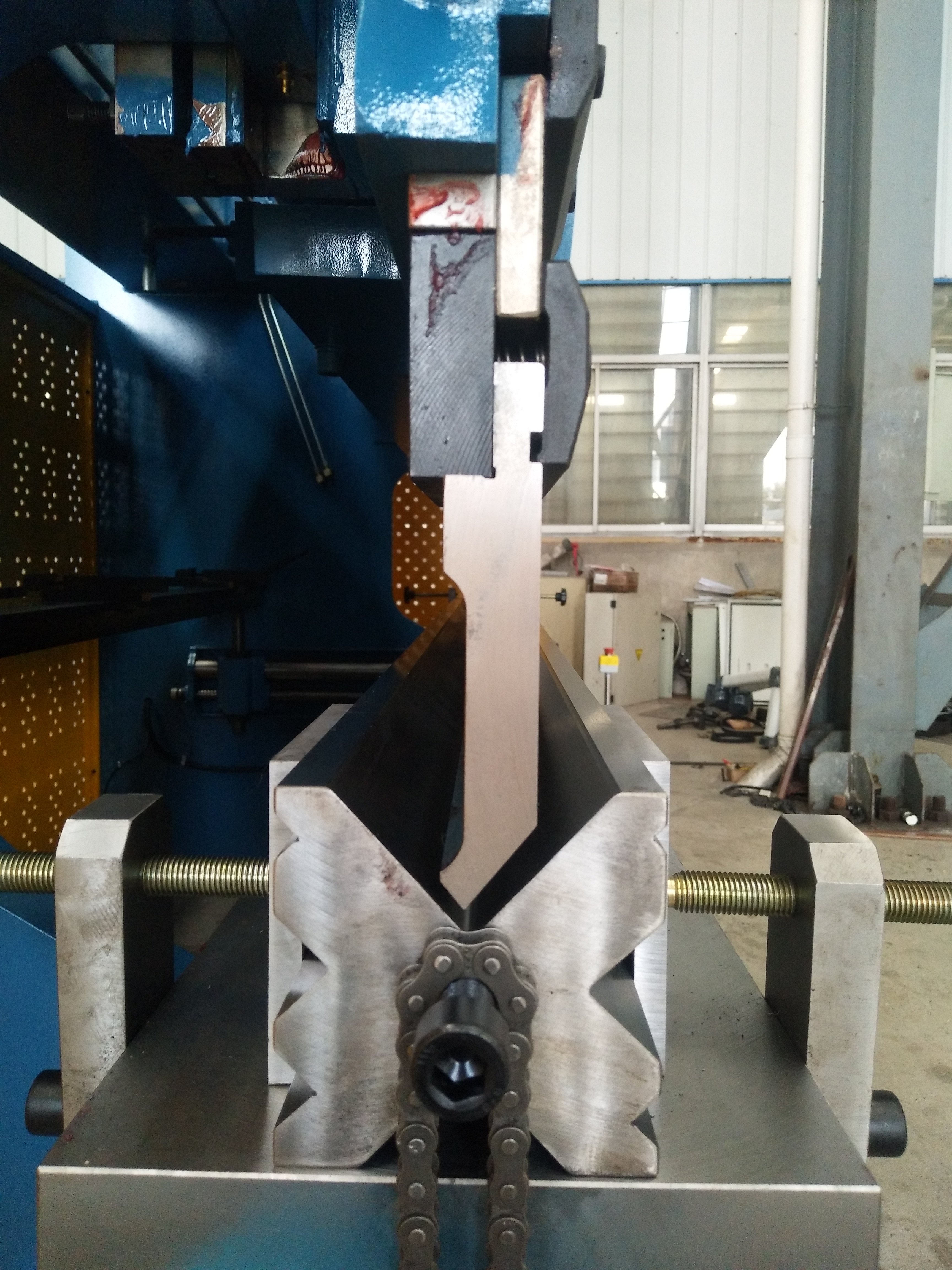 tekan pukulan brek dan mati